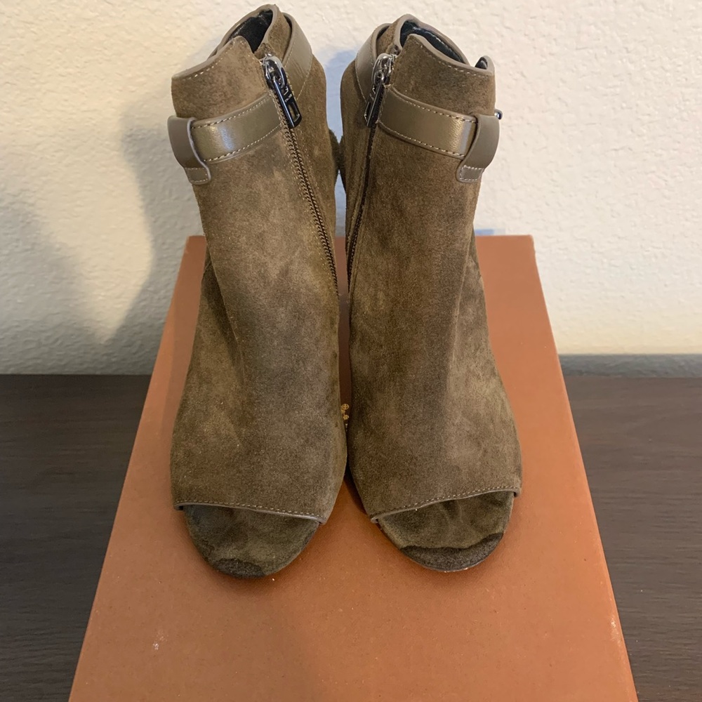 Coach Heels - Picture 3 of 5